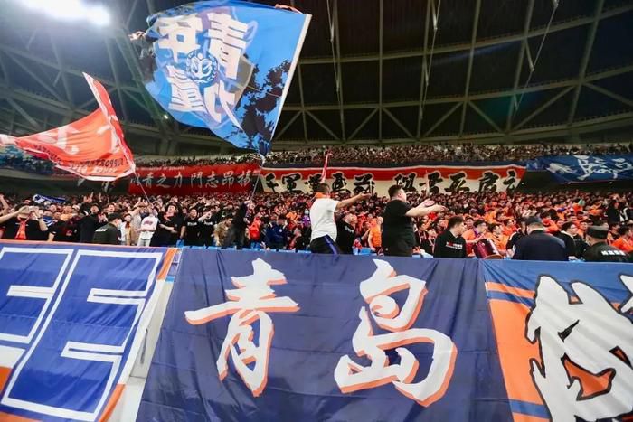 我就在想，这些年他经历了什么，居然被时间从呼风唤雨的大哥塑造成蹲在门口吃面条的中年大叔
